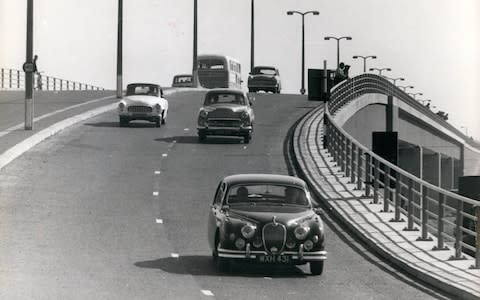 E0RK1D Oct. 10, 1959 - opening of the Chiswick flyover Jayne Mansfield performs the ceremony.: The opening ceremony of the new ?1,000,000 flyover at Chiswick, was performed yesterday by Hollywood star Jane Mansfield. It is Britain's largest flyover and the first major two - level highway crossing built in the Metropolitan ares since the war. Photo shows a view of the Western end of the flyover showing cars coming down the steep run-off. - Credit: Keystone Press / Alamy