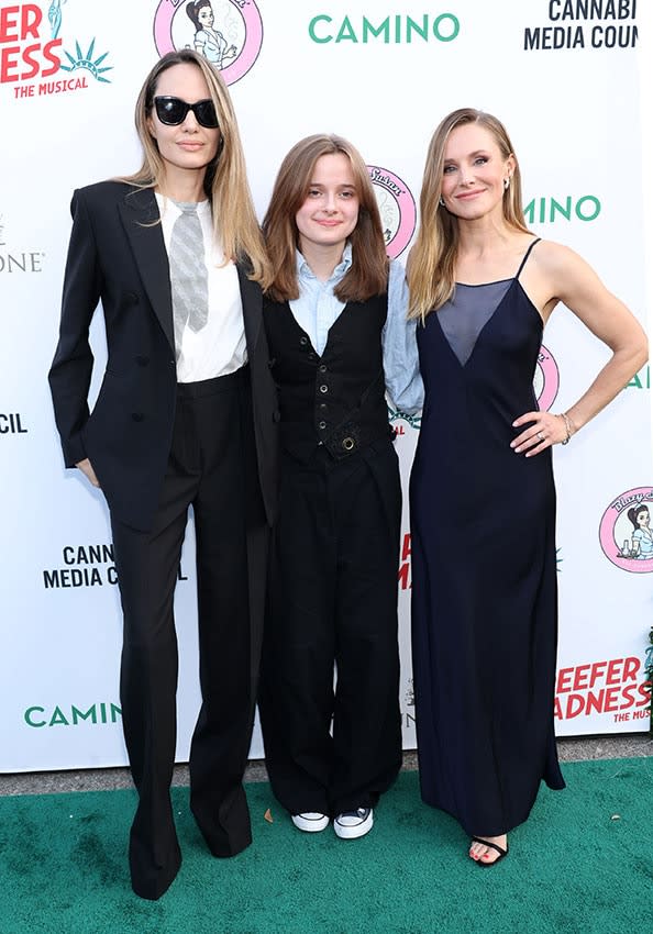 Angelina Jolie con su hija Vivienne y Kristen Bell