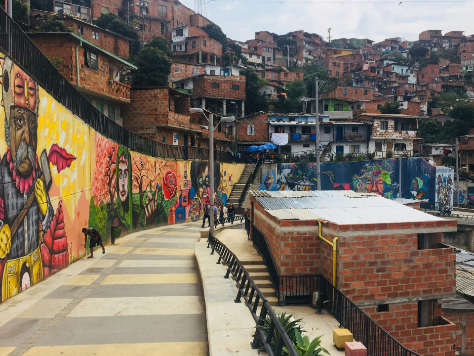 Una de las coloridas calles llenas de grafitis de la Comuna 13. Foto: Getty Creative. 