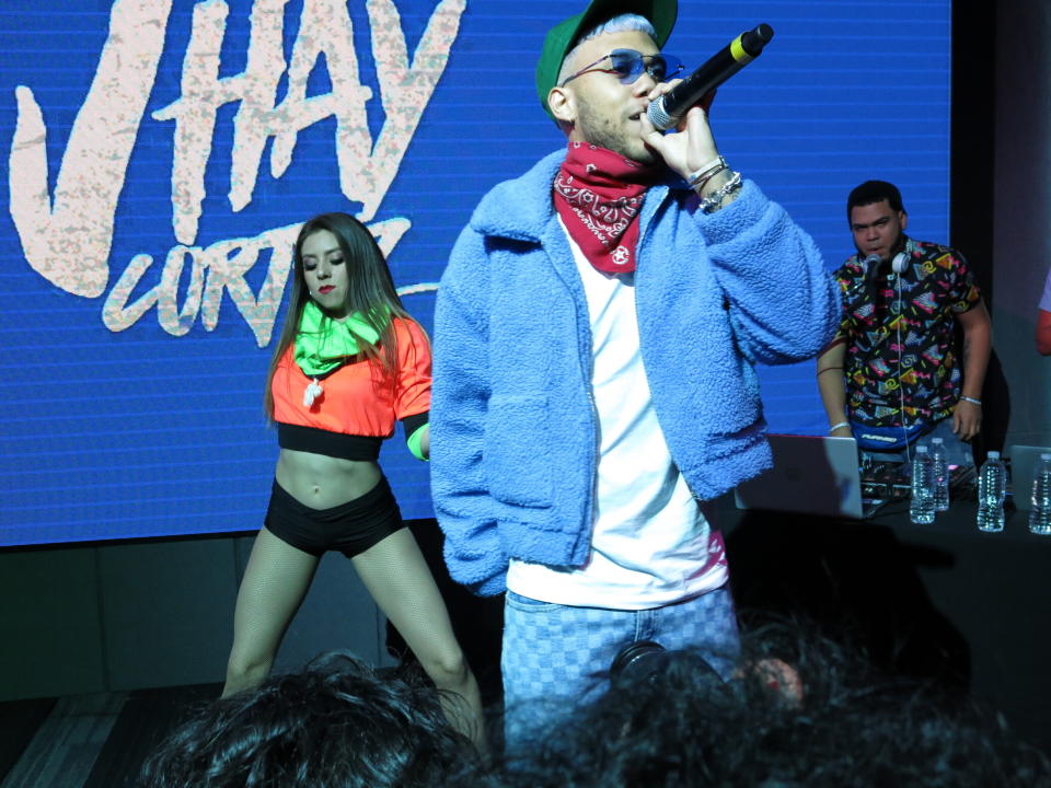 ARCHIVO – En esta fotografía de archivo del 21 de agosto de 2019 el cantante puertorriqueño Jhay Cortez durante un concierto privado en la Ciudad de México. Cortez se presentará en un número musical con Bad Bunny en los Grammy el 14 de marzo de 2021. (Foto AP/Berenice Bautista, archivo)