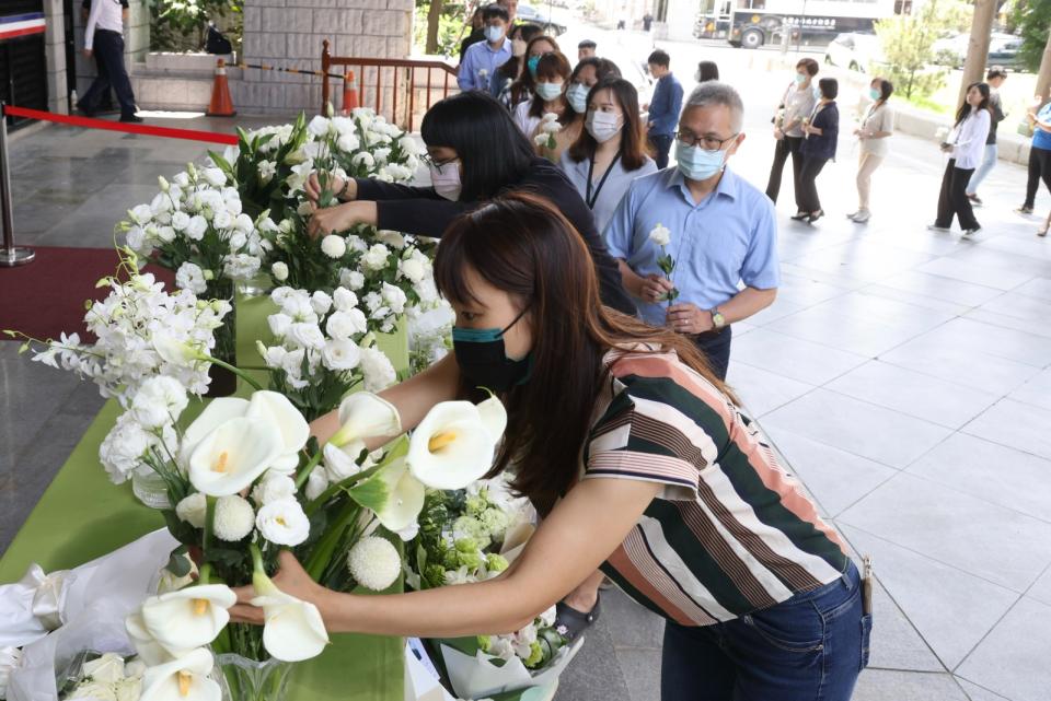 士林地方法院白花運動，追思李昭然法官，同仁們獻花、默哀。廖瑞祥攝