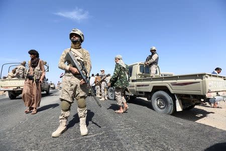 Soldiers loyal to Yemen's President Abd-Rabbu Mansour Hadi secure a road near the Mass army barracks after the pro-Hadi forces took it from Houthi rebels in the country's northwestern province of Marib December 18, 2015. REUTERS/Ali Owidha