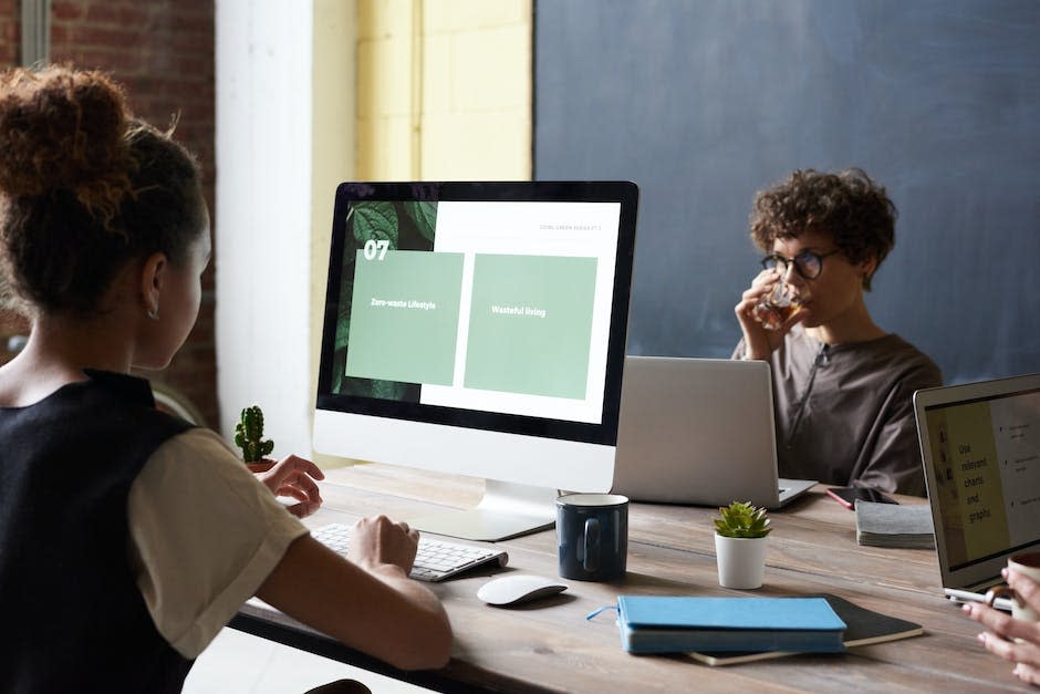 Foto De Mujer Usando Computadora