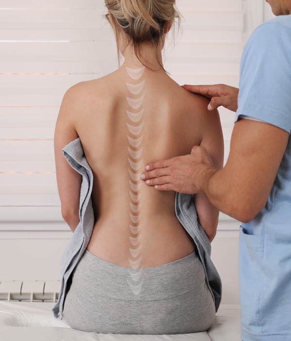 médico valorando una lesión en la espalda