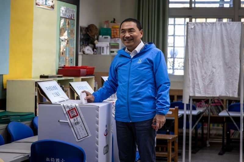 Hou Yu-ih, presidential candidate of the Chinese Nationalist Party/Kuomintang party (KMT), casts his ballot at the polling station in Banqiao District during the 2024 Taiwanese General Election. Taiwan elects a new president and a new parliament. Alex Chan Tsz Yuk/SOPA Images via ZUMA Press Wire/dpa
