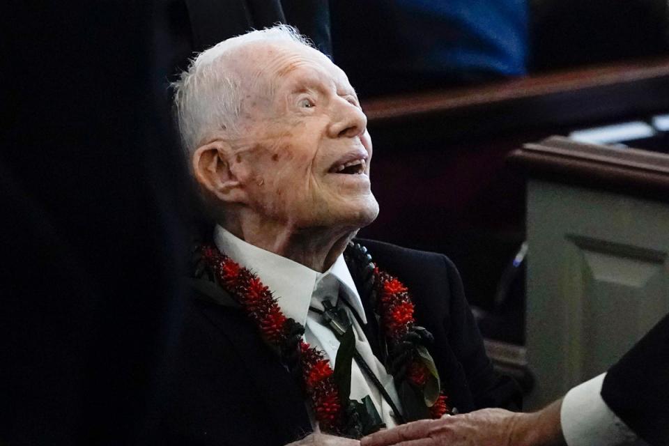 Mantan Presiden Jimmy Carter menyapa hadirin saat meninggalkan upacara pemakaman istrinya, mantan ibu negara Rosalynn Carter, di Gereja Baptis Maranatha di Plains, Georgia, 29 November 2023. Carter mulai berbicara tentang politik lagi setelah pencalonan Kamala Harris (AP)