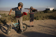 Zwei Jungen spielen in einer jüdischen Siedlung in der Westbank mit Spielzeugwaffen. (Bild: AP Photo/Oded Balilty)