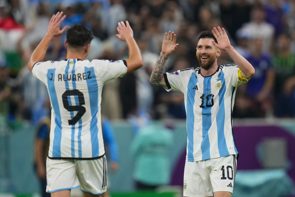 Lionel Messi (derecha) felicita Julián Álvarez luego que Álvarez anotó el tercer gol de Argentina en la victoria 3-0 ante Croacia en la semifinal de la Copa Mundial, el martes 13 de diciembre de 2022, en Lusail, Qatar. (AP Foto/Petr David Josek)