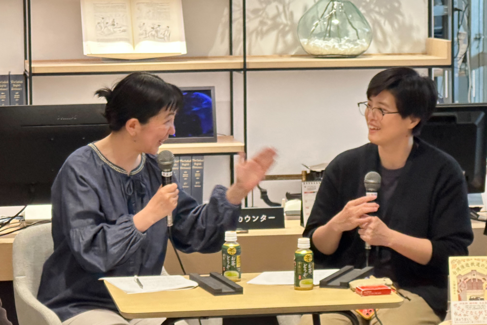 《臺灣漫遊錄》作者楊双子（右）與《深夜咖啡店》的作者古內一繪（左）就創作經驗互相交流 (文化部提供)