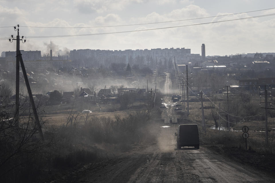 Una furgoneta de la policía ucraniana conduce por la carretera para la evacuación de civiles en Khromove, cerca de Bájmut, Ucrania, el sábado 4 de marzo de 2023. (AP Foto/Evgeniy Maloletka)