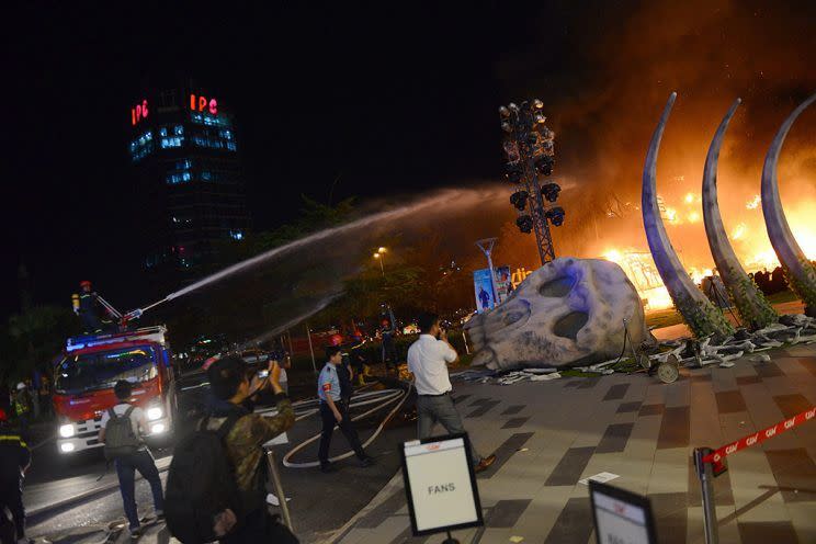 Ein Feuerwehrmann kontrolliert einen Wasserstrahl, um das Feuer eines gigantischen King Kong-Models unter Kontrolle zu bekommen, das während der Premiere von „Kong: Skull Island“ in Ho-Chi-Minh-Stadt in Flammen aufgegangen war. (Bild: STR/AFP/Getty Images)