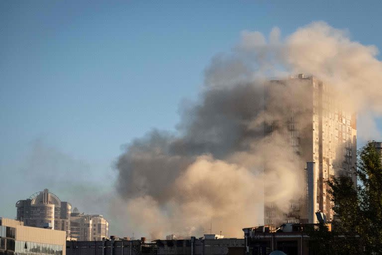 El humo se eleva desde un edificio después de un ataque con drones en Kiev el 17 de octubre de 2022, en medio de la invasión rusa de Ucrania.