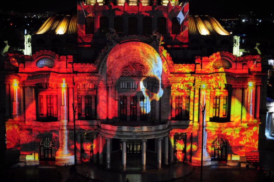 <p>CIUDAD DE MÉXICO, 16NOVIEMBRE2017.- Fue inaugurado el Festival Internacional de las Luces (FILUX) en diversas sedes del centro histórico. Durante 4 noches, las personas que visiten la ciudad podrán disfrutar proyecciones, esculturas, mapping e instalaciones en un horario de 16 a 23 horas.<br> FOTO: DIEGO SIMÓN SÁNCHEZ / CUARTOSCURO.COM </p>