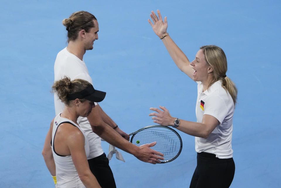 Laura Siegemund y Alexander Zverev felicitados por su compañera del equipo alemán Angelique Kerber tras vencer a la dupla del dobles mixto de Australia Storm Hunter y Matthew Ebden en la semifinal del United Cup el sábado 6 de enero del 2024. (AP Foto/Mark Baker)