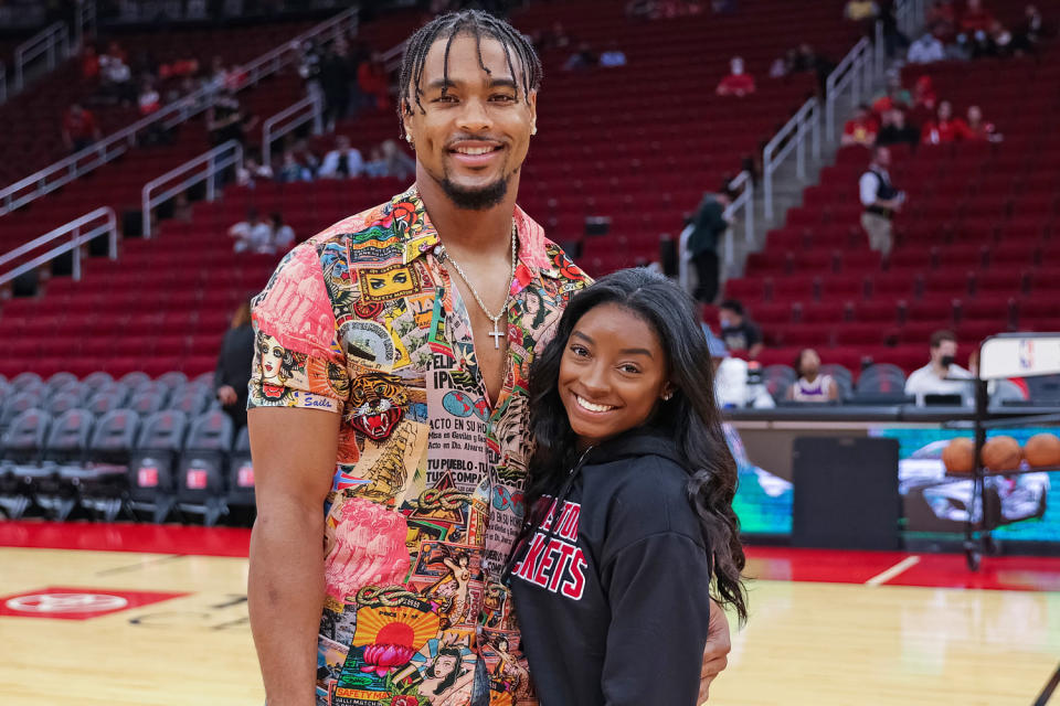 Simone Biles and Jonathan Owens  at a Houston Rockets game in 2021. (Carmen Mandato / Getty Images)