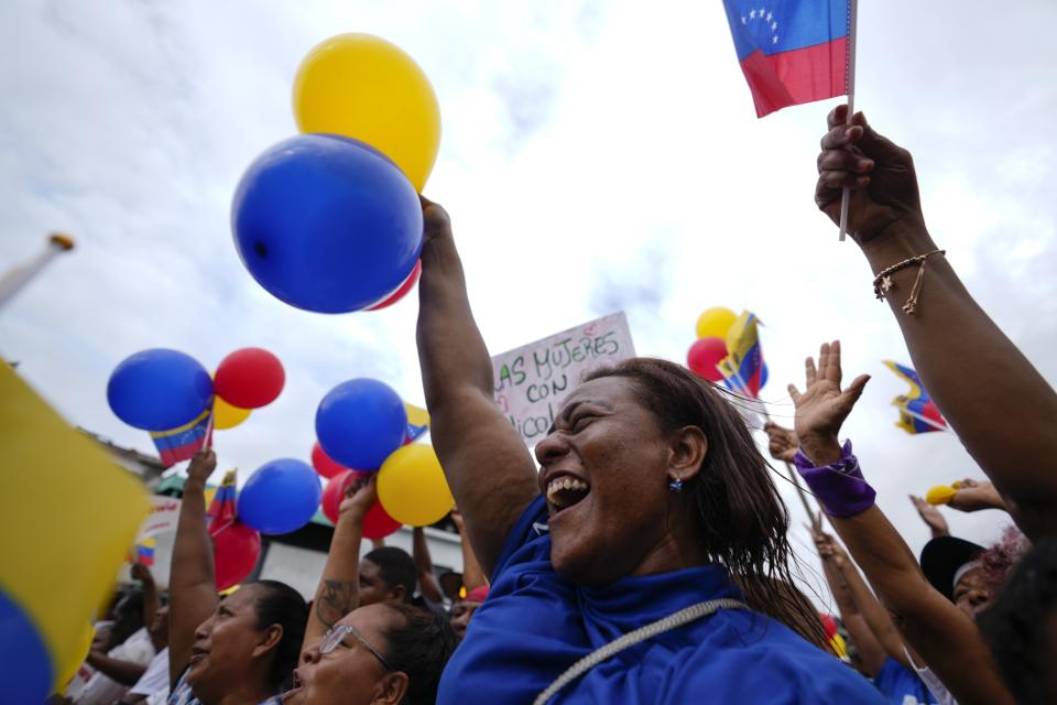 ARCHIVO - Partidarios del presidente venezolano Nicolás Maduro lo apoyan durante un acto de campaña en Guatire, Venezuela, el viernes 31 de mayo de 2024. (AP Foto/Ariana Cubillos, archivo)