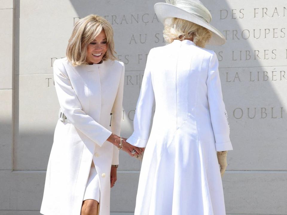 Königin Camilla und Brigitte Macron (l.) bei den D-Day-Feierlichkeiten am Kriegerdenkmal 