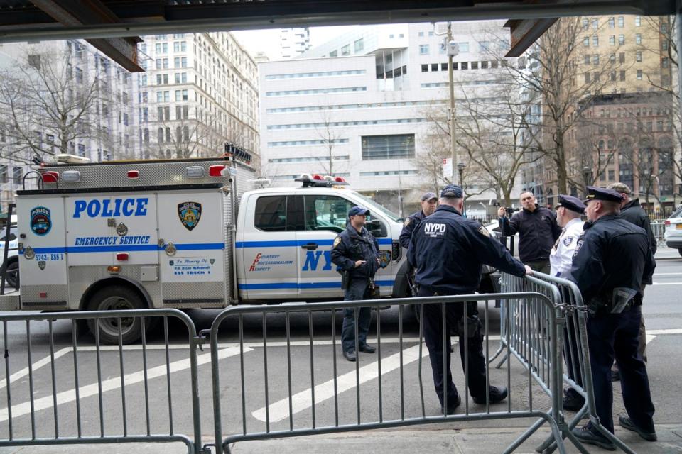 La policía de la ciudad de Nueva York afuera de la corte penal de Manhattan (AP)