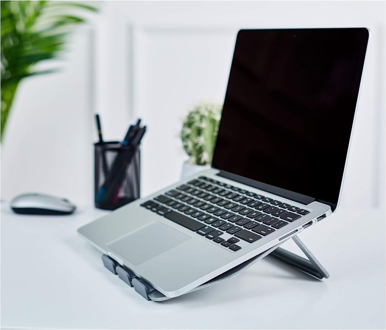 Soporte para laptop plegable y portátil de aluminio de hasta 13 pulgadas Amazon Basics