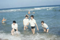 Durante su primer viaje a Estados Unidos, The Beatles pasaron por Miami, donde aprovecharon para tomarse un baño en una de sus playas. Aquí están John Lennon, Ringo Starr, Paul McCartney y George Harrison dándose un chapuzón sin quitarse la ropa. (Foto: AP).