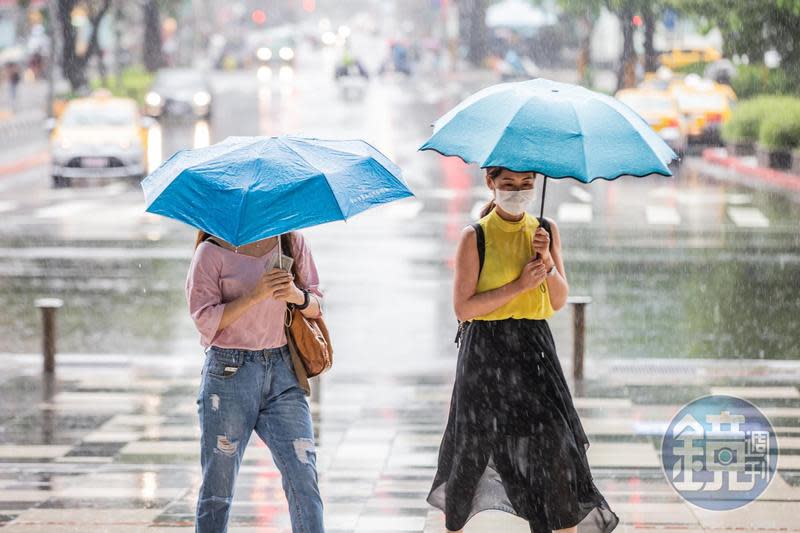 中央氣象局長鄭明典在臉書表示，今日傍晚「梅雨會休息一下」，且從資料來看，週末可能迎來好天氣。（本刊資料照）