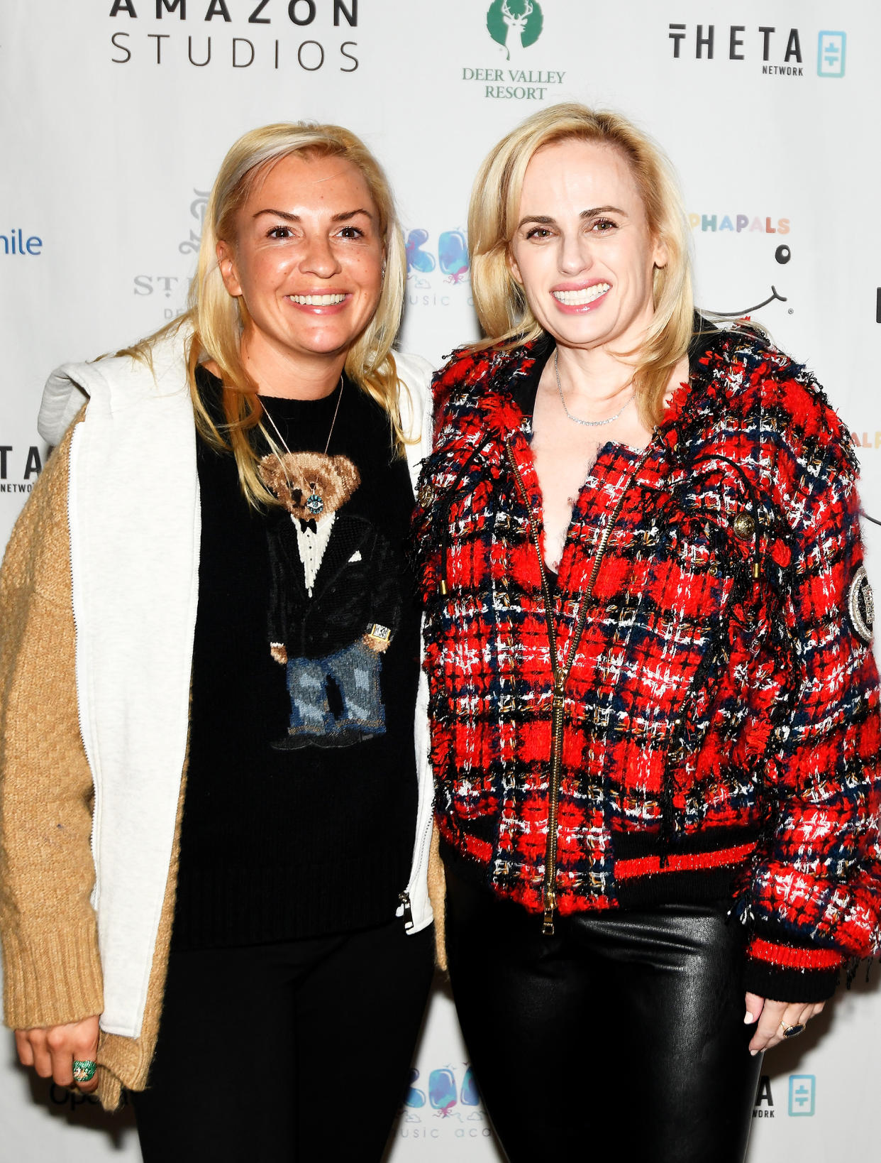 Rebel Wilson (R) and Ramona Agruma attend Operation Smile's 10th Annual Park City Ski Challenge Presented By The St. Regis Deer Valley & Deer Valley Resort at The St. Regis Deer Valley on April 02, 2022 in Park City, Utah. (Alex Goodlett / Getty Images for Operation Smile)