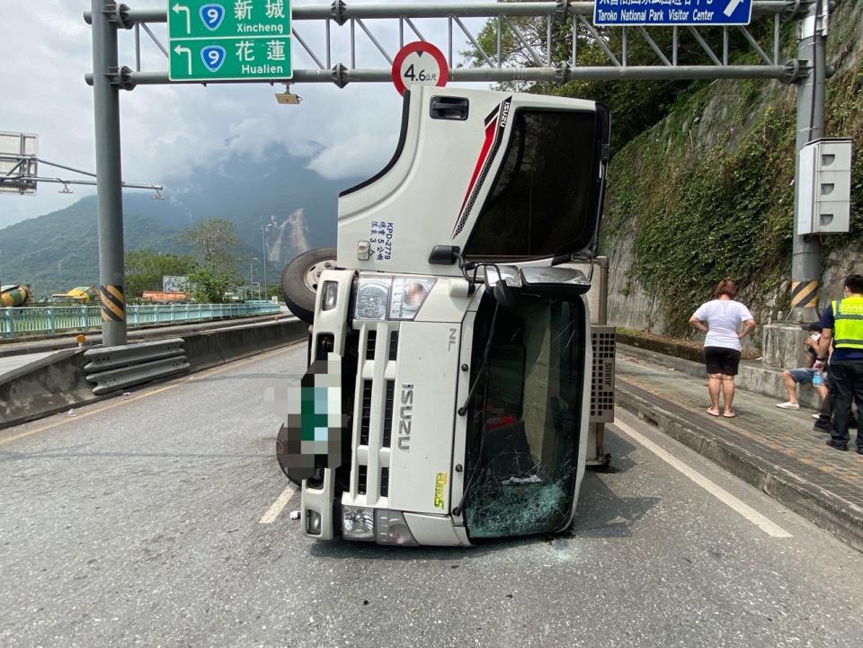 疑車速過快，男子駕車撞分隔島呈90度翻立。（圖：新城警分局提供）