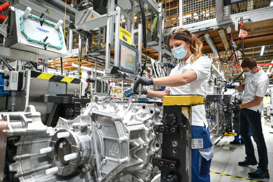 Baden-Württemberg, Friedrichshafen: Im Werk des Automobilzulieferers ZF Friedrichshafen wird ein Getriebe für Lastwagen gefertigt. Vor zwei Wochen erst wurde die Produktion, die aufgrund der Corona-Krise stark reduziert war, wieder hochgefahren. Am Donnerstag nun die Hiobsbotschaft: Bis zu 15.000 Stellen will das Unternehmen streichen. Foto: Felix Kästle / dpa