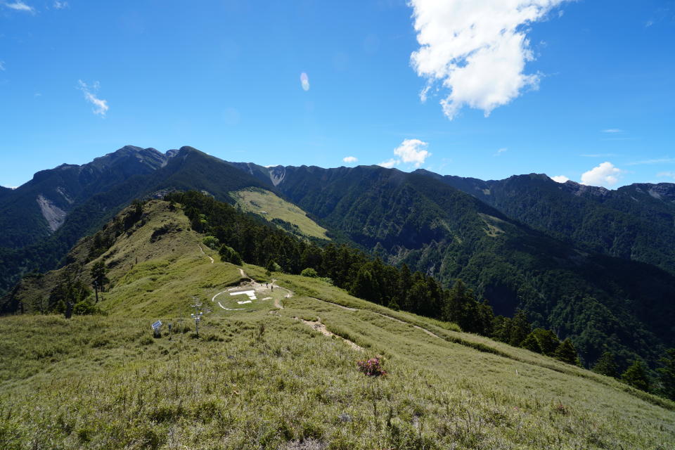 站在雪山東峰山頂，眺望聖稜線方向。（攝影：17jump旅遊攝）