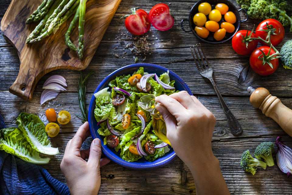 Saborea el momento de comer, no solo la comida. [Foto: Getty Creative]