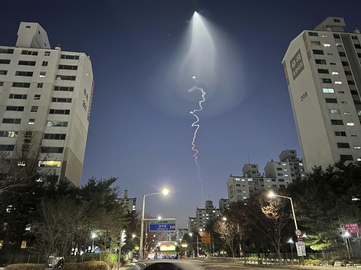 한국의 예고 없는 미사일 발사는 미확인 비행물체로 인해 공포를 불러일으킨다