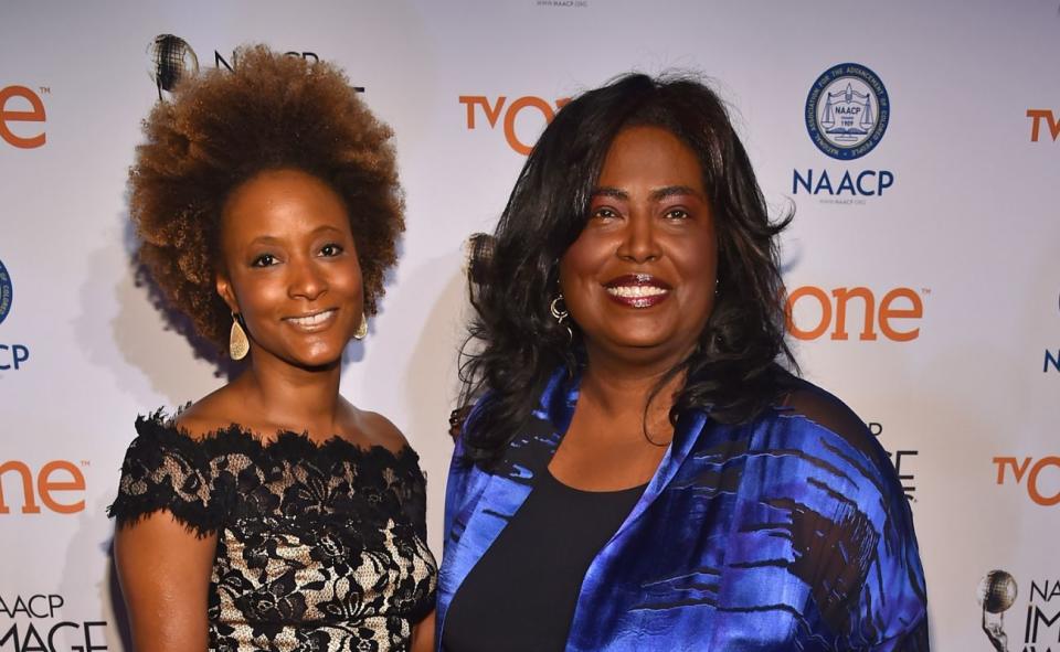 Regina Y. Hicks (R), with fellow Black woman showrunner Karen Gist (L) in 2015. | Photo: Getty