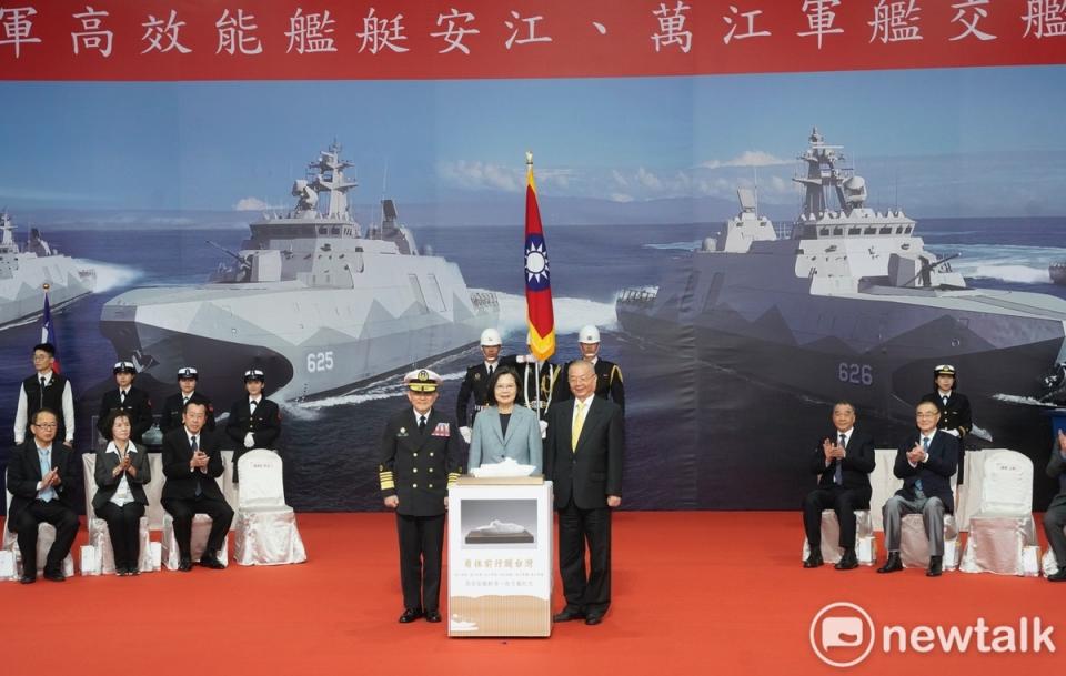 總統蔡英文出席「海軍高效能艦艇安江及萬江軍艦交艦典禮」，並校閱艦艇官兵。   圖：張良一/攝