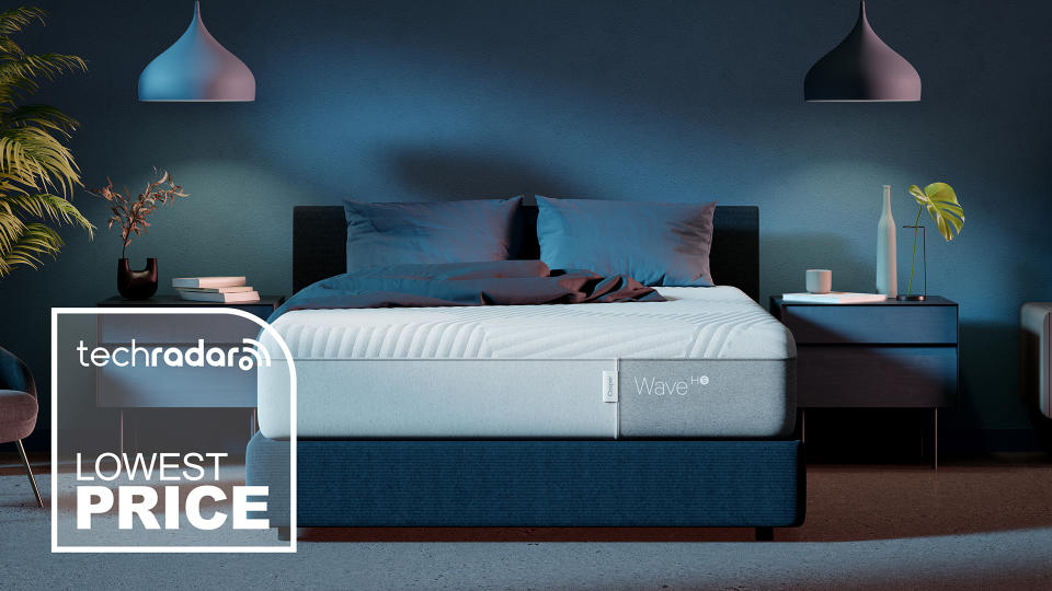  A Casper Wave Hybrid Snow mattress on a bed with bedside tables either side. 