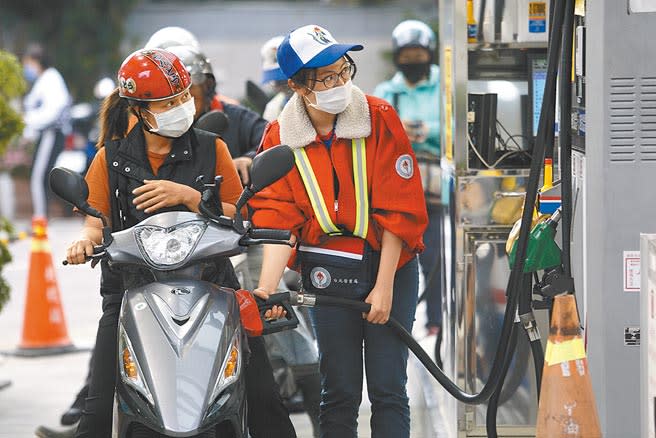 中油下周一將大幅調漲汽油價格每公升1.2元、柴油每公升1.3元。（本報資料照片）