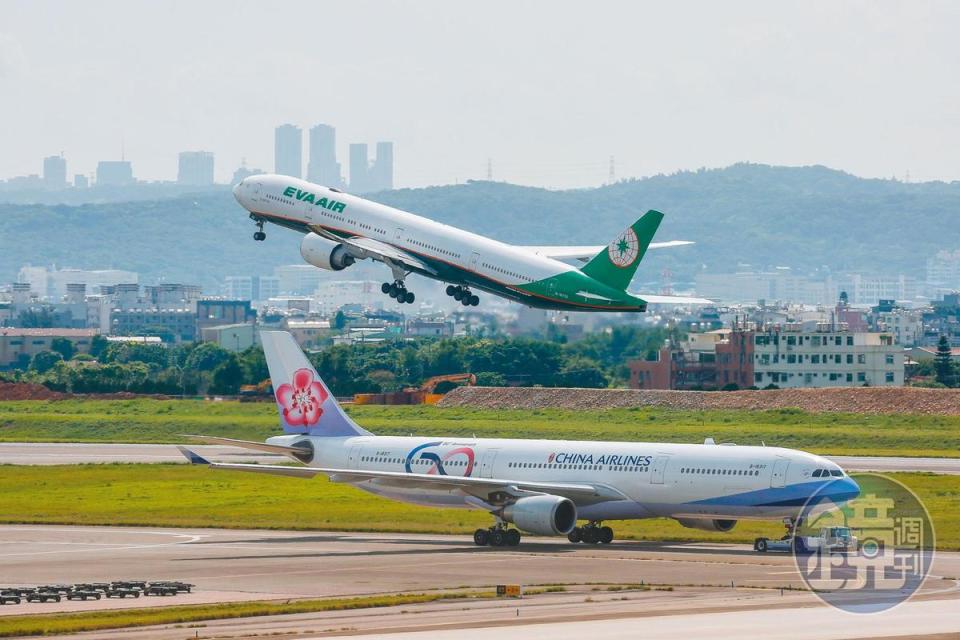 全球航空業因疫情影響損失慘重，華航及長榮成為全球唯4家獲利的航空公司，堪稱台灣之光。