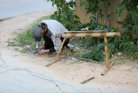 A member of the Libyan internationally recognised government forces prepares a missile during fighting with Eastern forces in Ain Zara, Tripoli, Libya April 20, 2019. REUTERS/Hani Amara