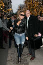 <p>Mariah Carey se robó las miradas en París con estos ajustadísimos jeans que a sus 48 años la hicieron ver muy sexy y juvenil.Unas botas de cuero y una chaqueta negra completaron el look matador/Getty Images </p>