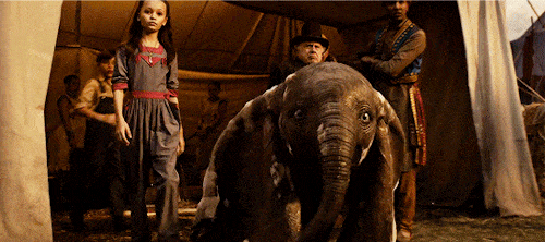 <p>照顧「小飛象」的兩個孩子在這部電影中十分重要。如果你還記得 1994 年的動畫中，一直陪伴著小飛象的朋友是一隻老鼠和烏鴉們啊！</p><cite>《小飛象 DUMBO》 - Disney</cite>
