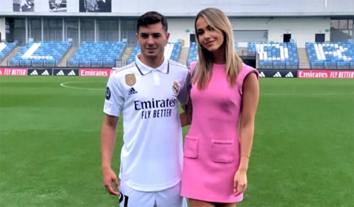 Brahim Díaz y Luz Méndez posan juntos