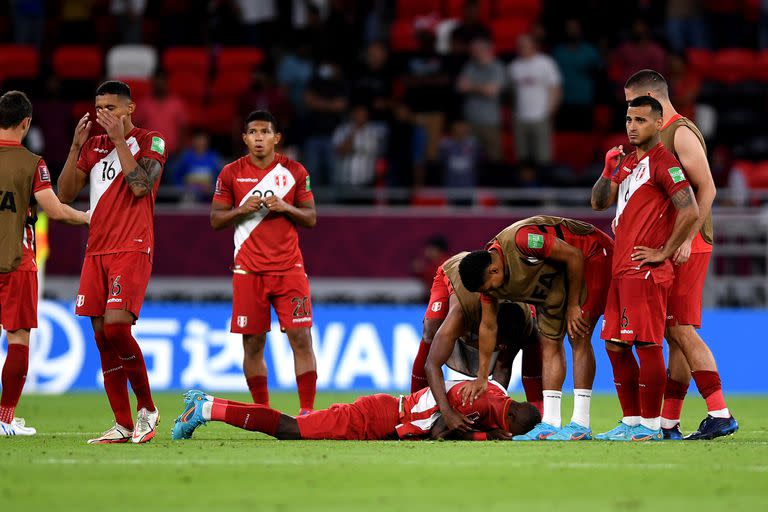Advíncula llora en el piso; el desconsuelo de Perú por no haber conseguido la clasificación al Mundial