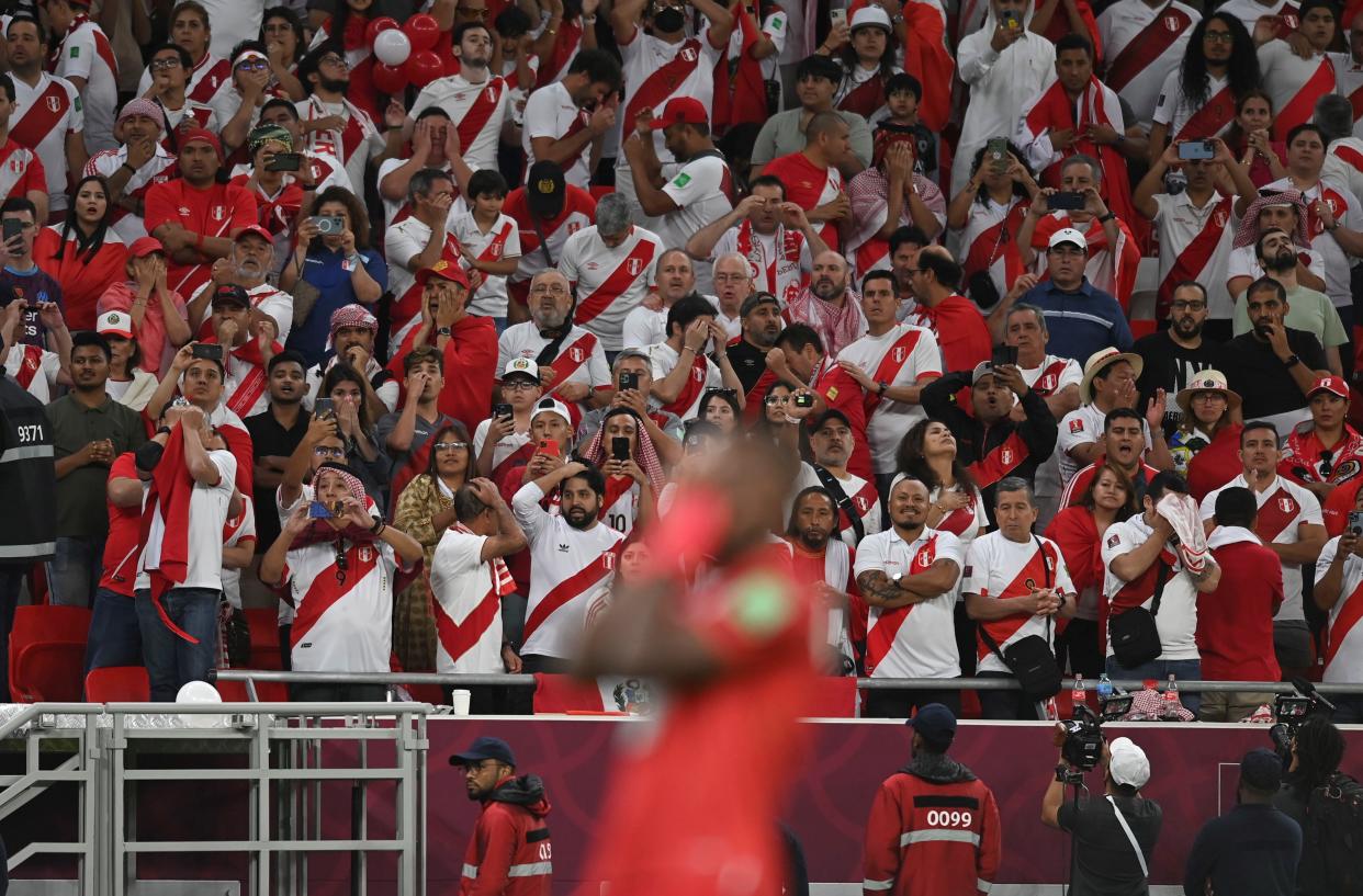 Fans de Perú al ver que Luis Advíncula falla el penal que los deja fuera de la Copa del Mundo Qatar 202 (Foto: Nikku/Xinhua via Getty Images)
