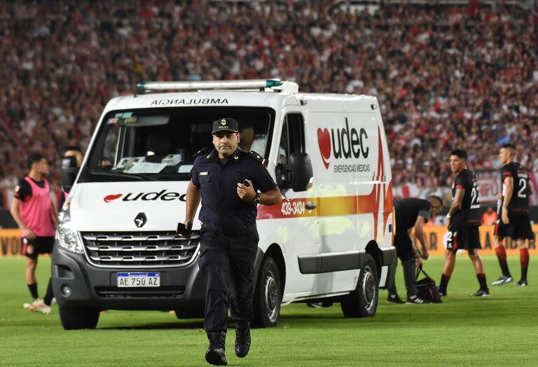 La ambulancia se llevó al chileno de inmediato a un nosocomio cercano al estadio UNO