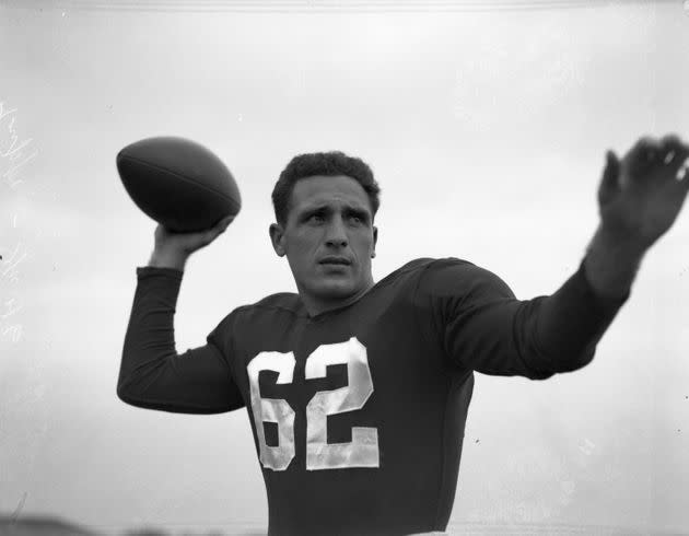 Georgia Bulldogs halfback Charley Trippi passes during practice in 1946. (Photo: via Associated Press)