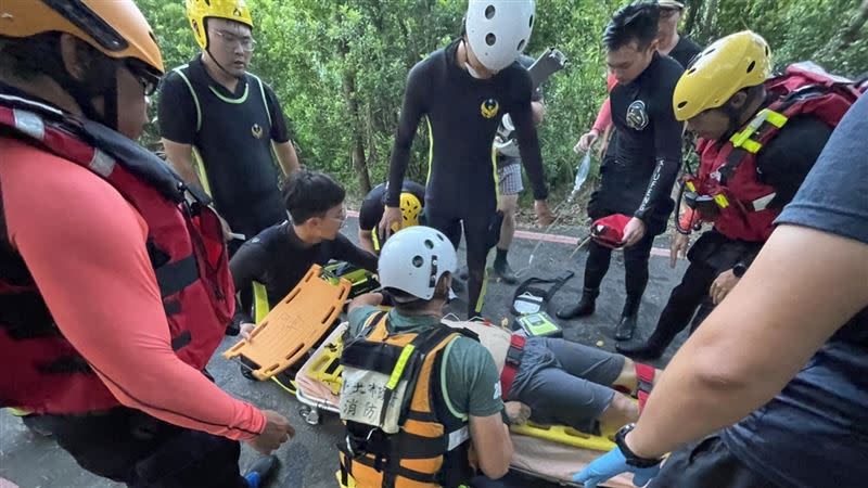 徐男被救上岸。（圖／翻攝畫面）