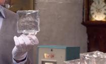 "Insgesamt 25 einzelne Eiswürfel", hatte Detlev Kümmel gezählt. Daher der Name der Leuchte: "Ice Cube". Das Glas sei lichtdurchlässig, aber nicht durchsichtig, so der Experte ehrfürchtig. (Bild: ZDF)