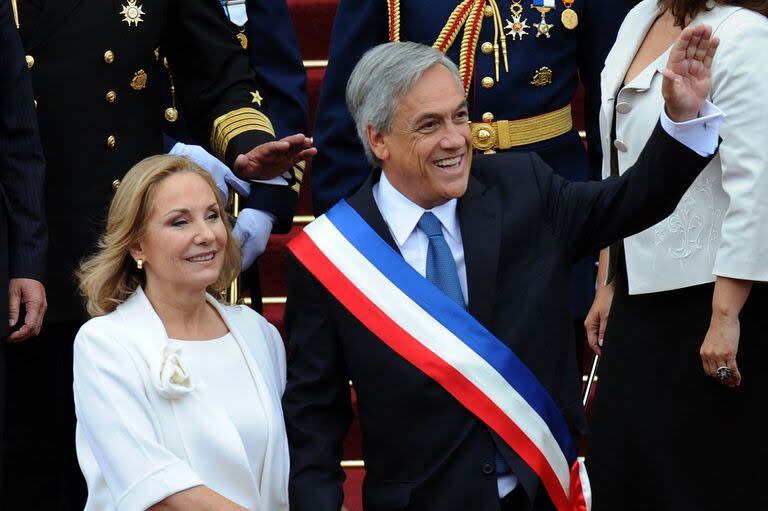 El expresidente Sebastian Piñera junto a su esposa Cecilia Morel (Photo by Evaristo SA / AFP)