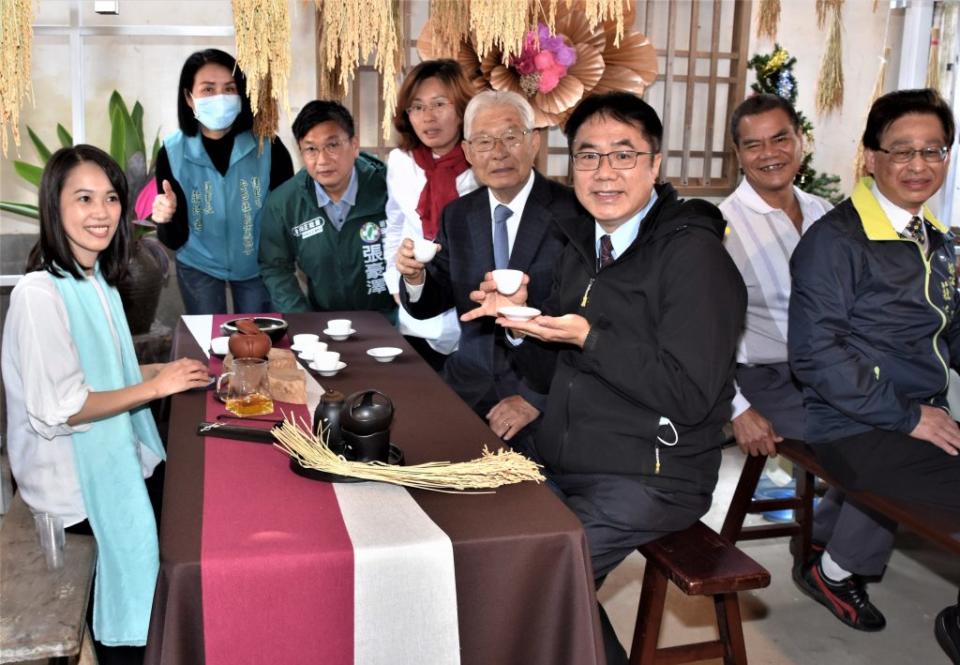 市長黃偉哲（右三）與參加活動貴賓品嘗新住民媳婦泡的茶。(記者翁聖權攝）