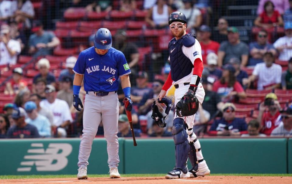 詹森(右)為MLB史上首位單場效力兩隊球員；原藍鳥隊的詹森現已成為紅襪捕手，藍鳥隊瓦休(左)擔任詹森的代打。（路透）