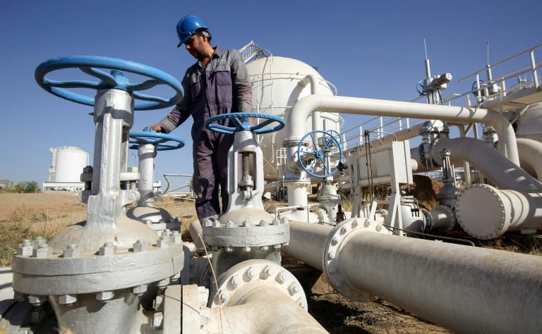 Iraklı bir petrol çalışanı, 2017'de Irak'ın kuzeyindeki Kerkük şehrinin batısındaki Bai Hassan petrol sahasındaki boru hatlarını inceliyor